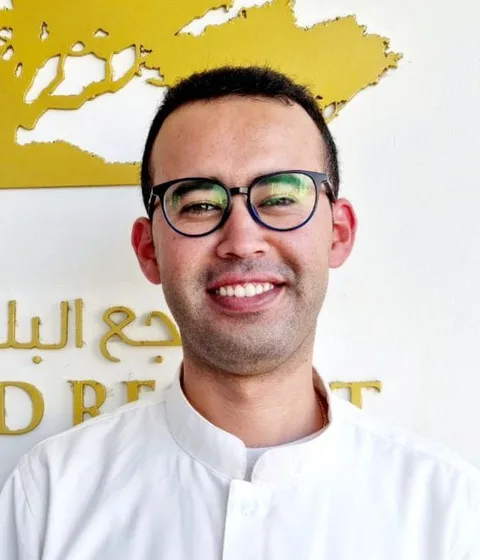 Omar Tadout, Empfangsmitarbeiter